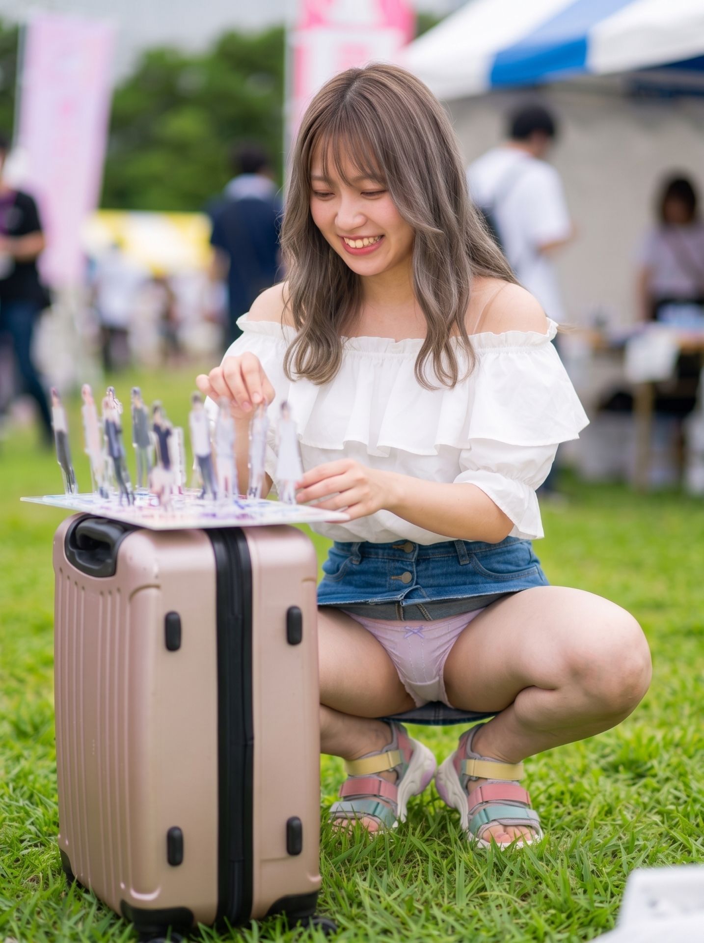 同人イベントの無防備すぎる座りパンチラ盗撮特大号・視線誘導で楽しむ16のラッキーストーリー - サンプル画像 9