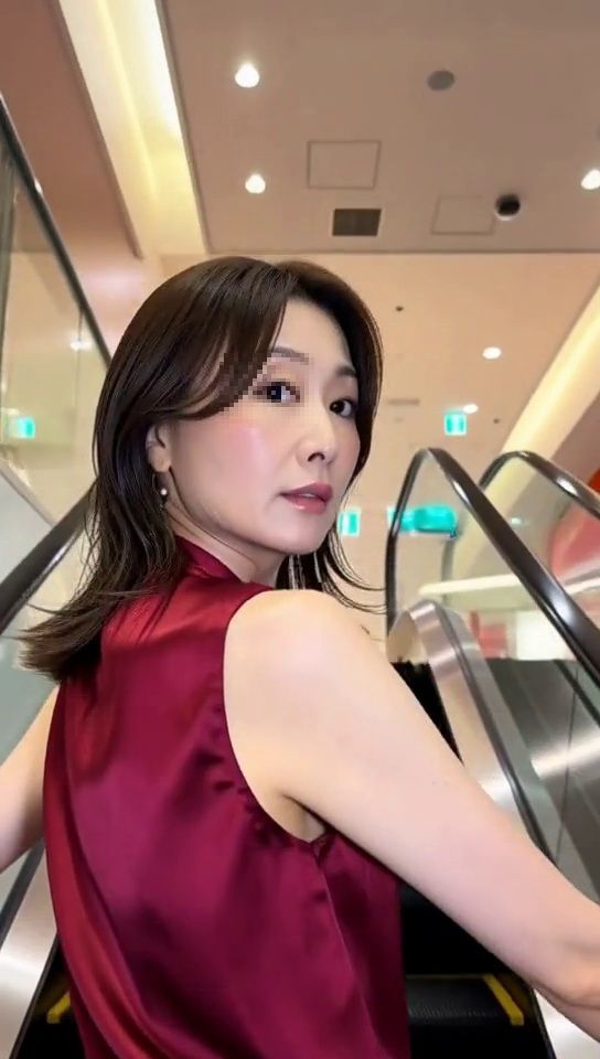 ［AI動画・スマホ特化］ エスカレータで見かけた淑女な奥様…やることやってるんだ…熟女編 - サンプル画像 3