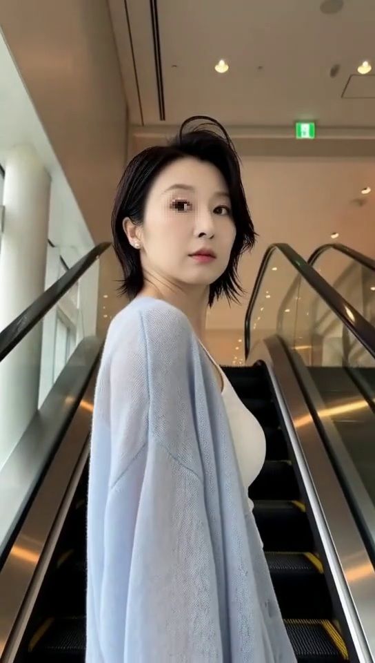 ［AI動画・スマホ特化］ エスカレータで見かけた淑女な奥様…やることやってるんだ…熟女編 - サンプル画像 9