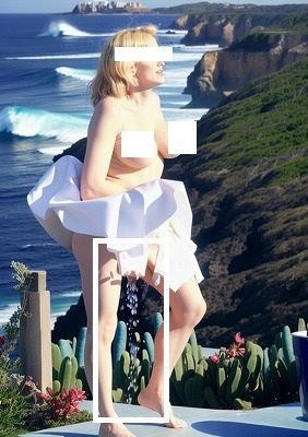 失禁写真アート:控えめなお漏らし、金髪、海と崖の風景、開放感のある高台での失禁。 - サンプル画像 1