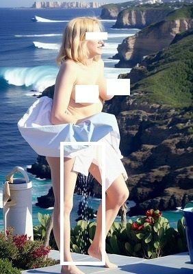 失禁写真アート:控えめなお漏らし、金髪、海と崖の風景、開放感のある高台での失禁。 - サンプル画像 2