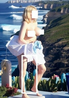 失禁写真アート:控えめなお漏らし、金髪、海と崖の風景、開放感のある高台での失禁。 - サンプル画像 4