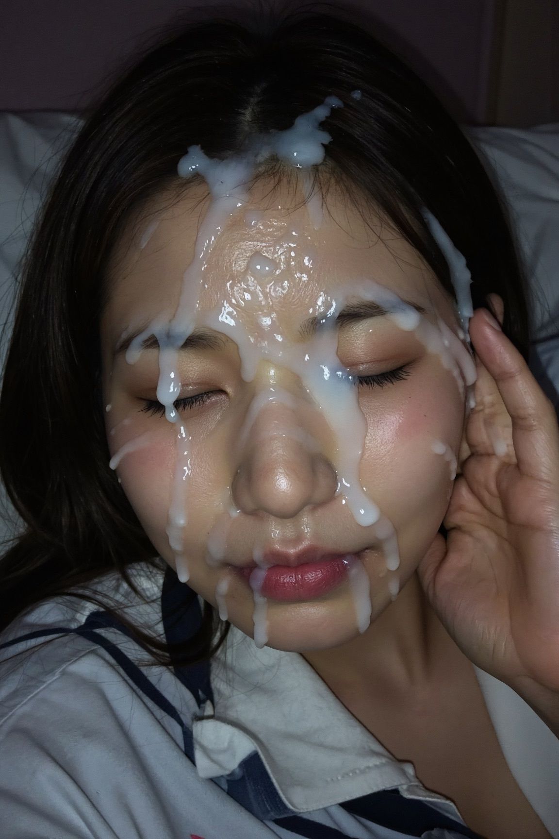 寝てるJKの顔面にザーメンぶっかけ！ - サンプル画像 1