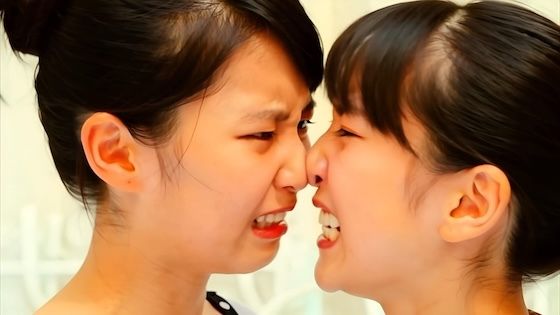 写真撮影の際言い争いになって、鼻と鼻を合わせながら睨み合う女優