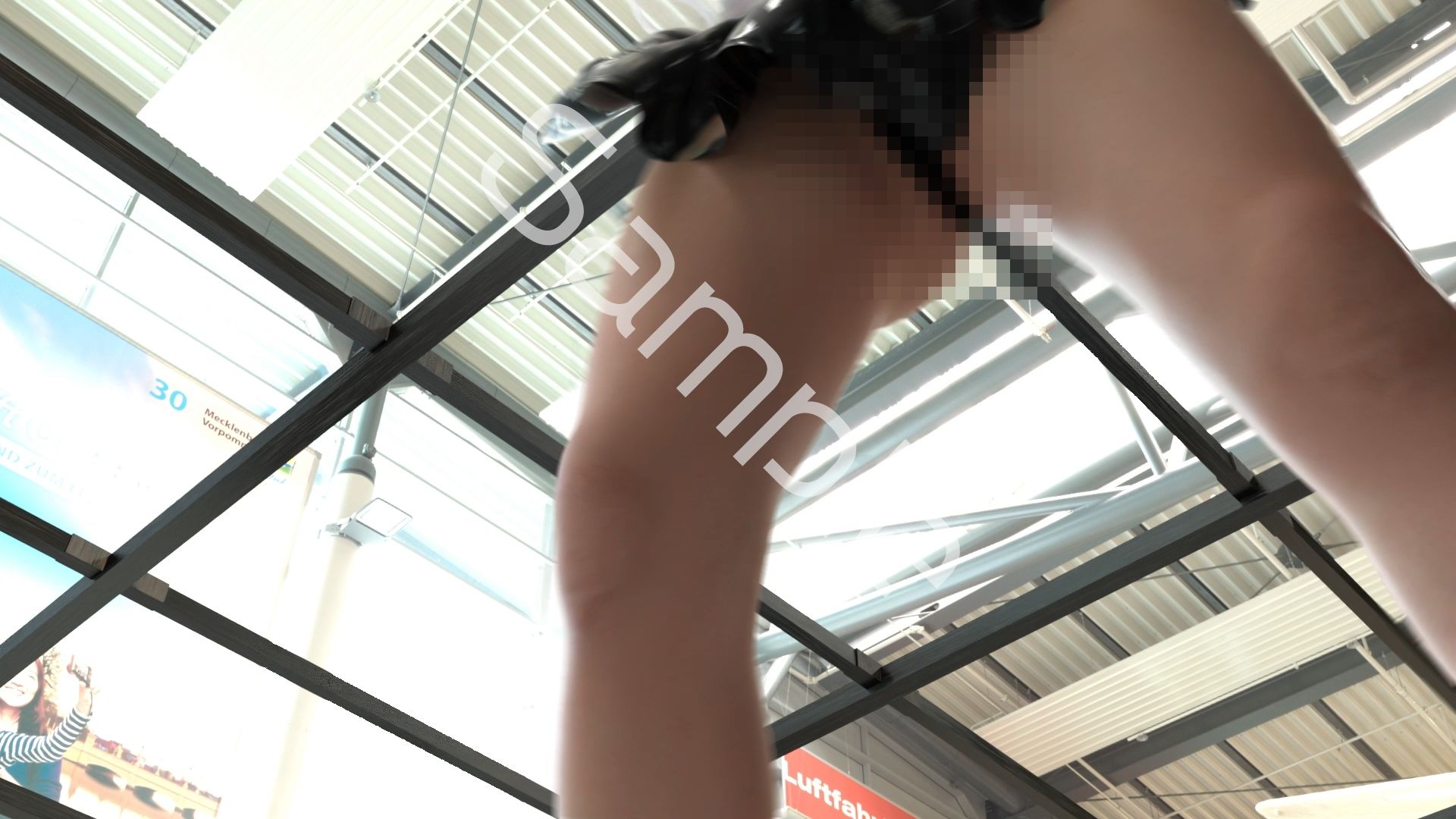 女子アナになった二階堂沙耶・早朝のニュース番組の冒頭でミニスカートでダンスすることを業務命令で強要される・ダンスVer.2:Vol.02『ただの話題作りとのことで電源OFF（のはず）のカメラが4台、ローアングルから彼女のスカート内を覗き込むように設置されている:PV02_黒Tバックパンティで扇風機風チラ』 - サンプル画像 8