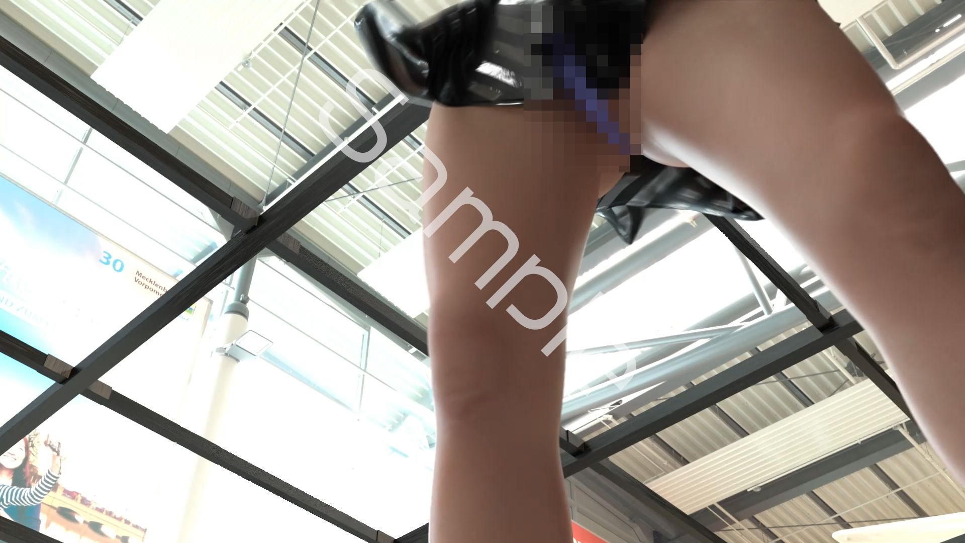 女子アナになった二階堂沙耶・早朝のニュース番組の冒頭でミニスカートでダンスすることを業務命令で強要される・ダンスVer.2:Vol.04『ただの話題作りとのことで電源OFF（のはず）のカメラが4台、ローアングルから彼女のスカート内を覗き込むように設置されている:PV04_紫Tバックパンティで扇風機風チラ』 - サンプル画像 4