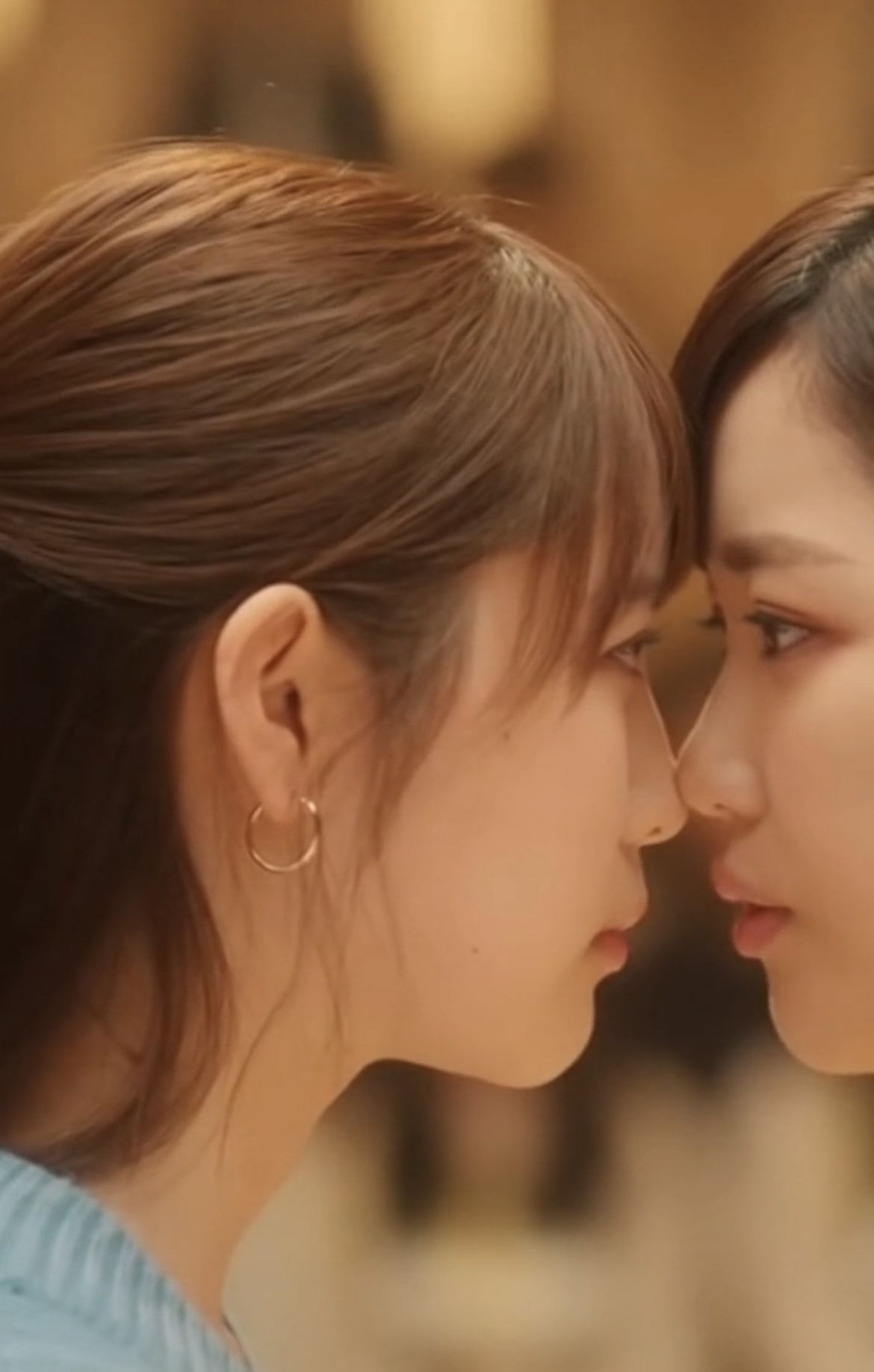 相手の顔より自分の顔の方が可愛いと証明するために自分の方に顔を引き寄せぶつけ合うふたり。 - サンプル画像 3