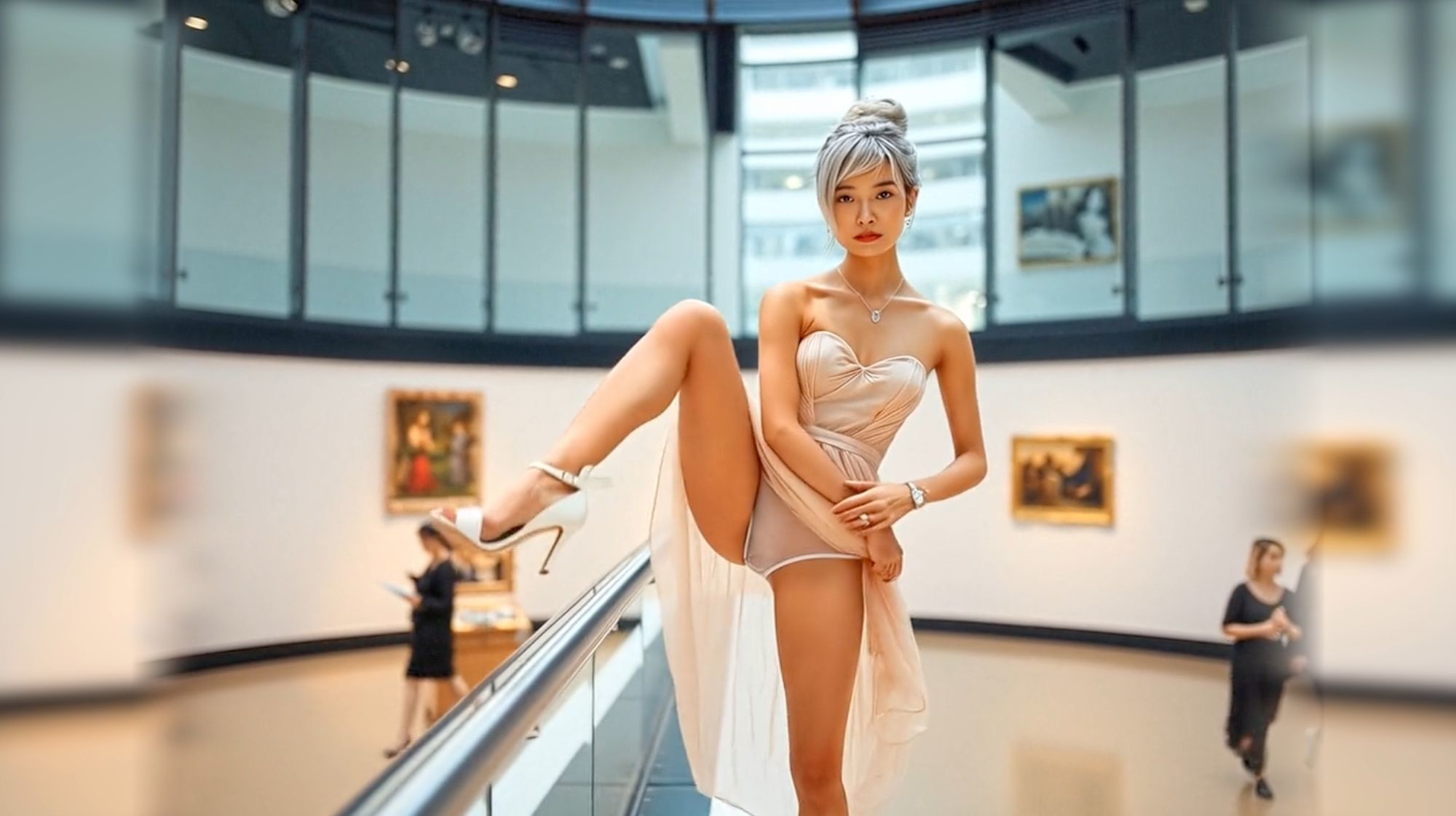 妄想 美術館で美女が脚上げ ドレスの裾をたくし上げ AI生成動画 - サンプル画像 3