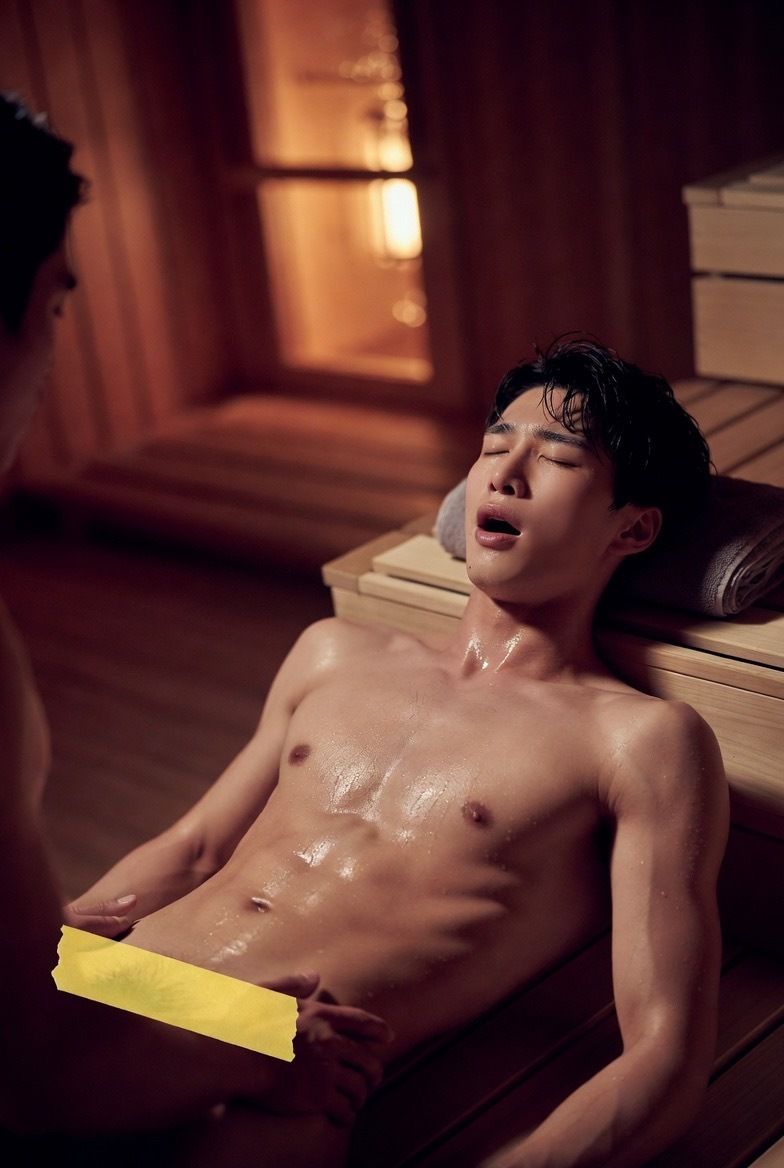 AI男子写真集サウナ行ったらイケメンが吸い付いてきた件 - サンプル画像 4