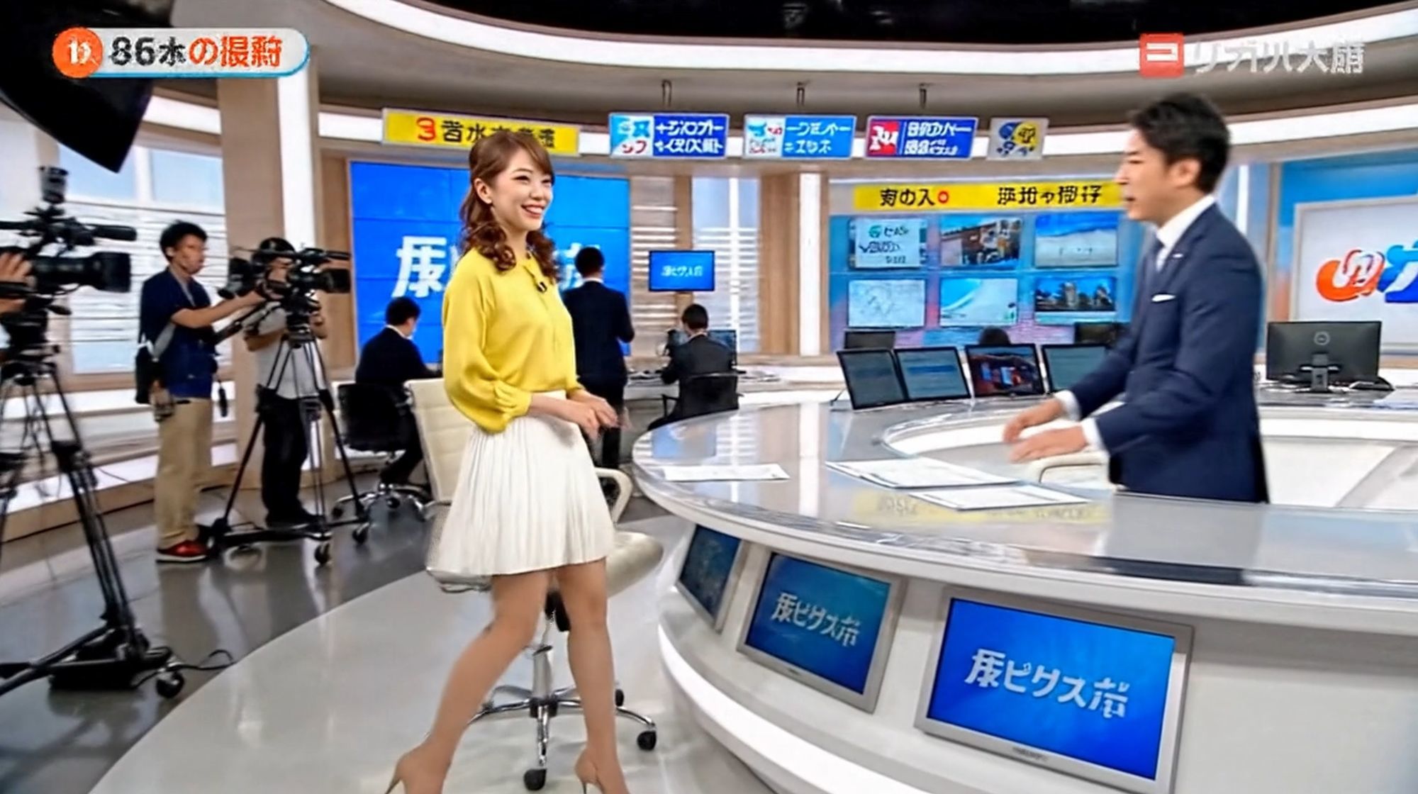 妄想 女子アナ本番中におっぱい見せちゃった AI生成動画 - サンプル画像 1