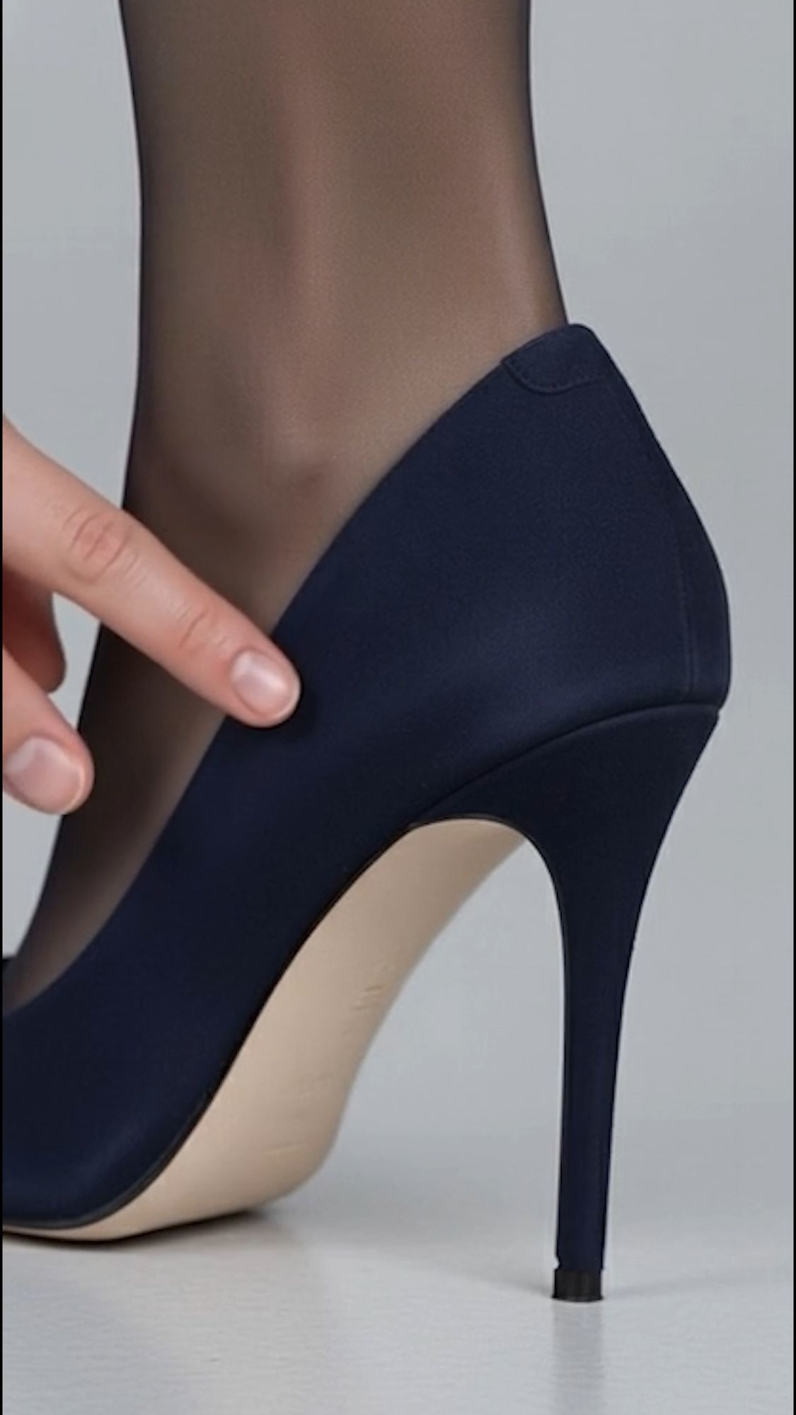 【脚・胸】バーチャルRQ:パンストを包む肉感的な「あんよ」の至近距離観察 - サンプル画像 6