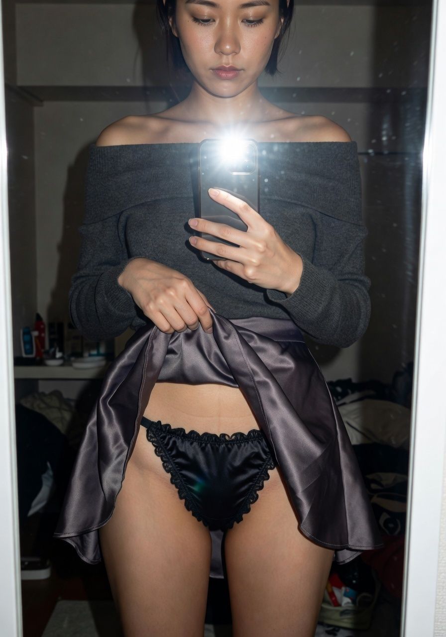 【スマホ流出風】彼女のフォルダに眠る「秘密の自撮り」暴露ファイル 〜密室での鏡越しルームスナップ風画像集〜 - サンプル画像 1