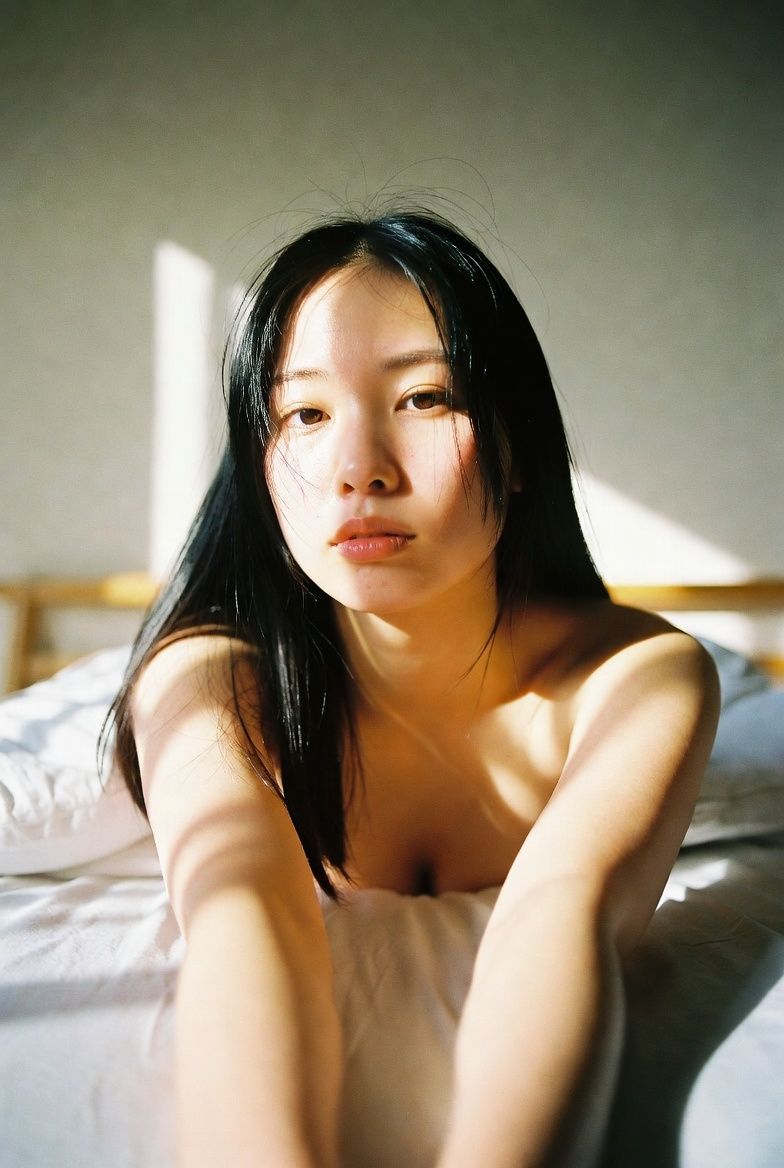 ベッドでくつろぐ裸の美女｜AIグラビア写真集61枚 - サンプル画像 1