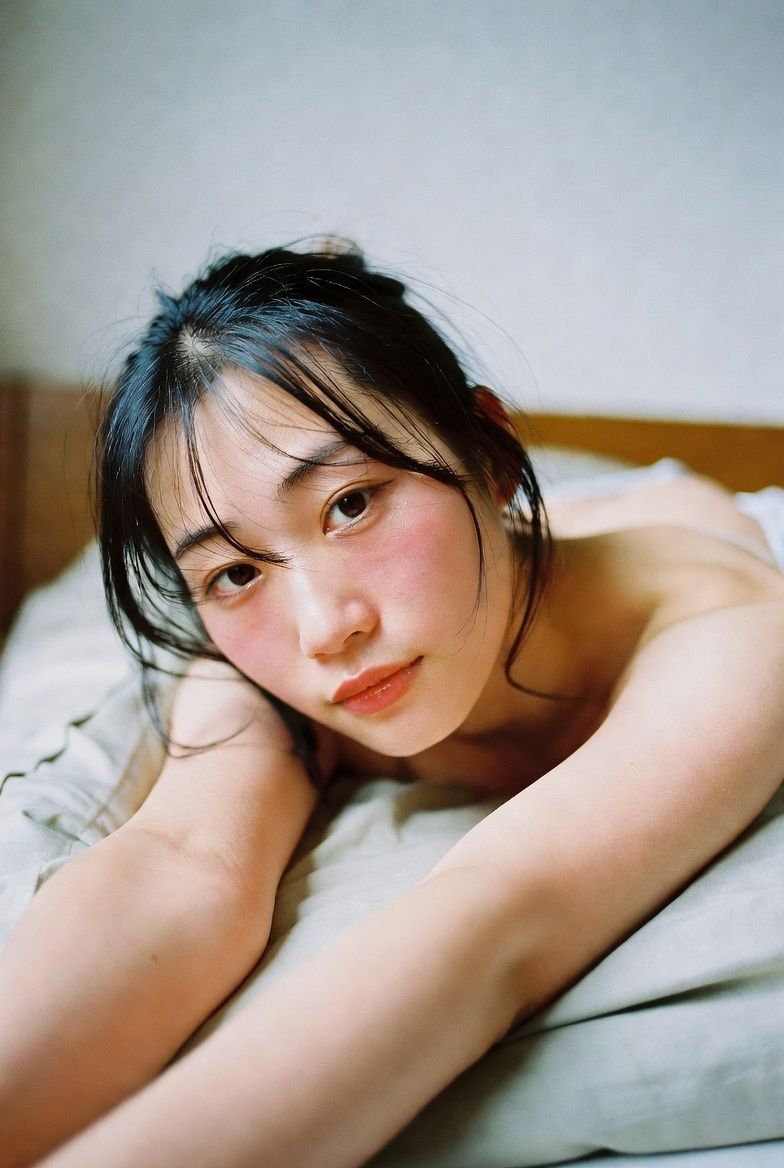 ベッドでくつろぐ裸の美女｜AIグラビア写真集61枚 - サンプル画像 2