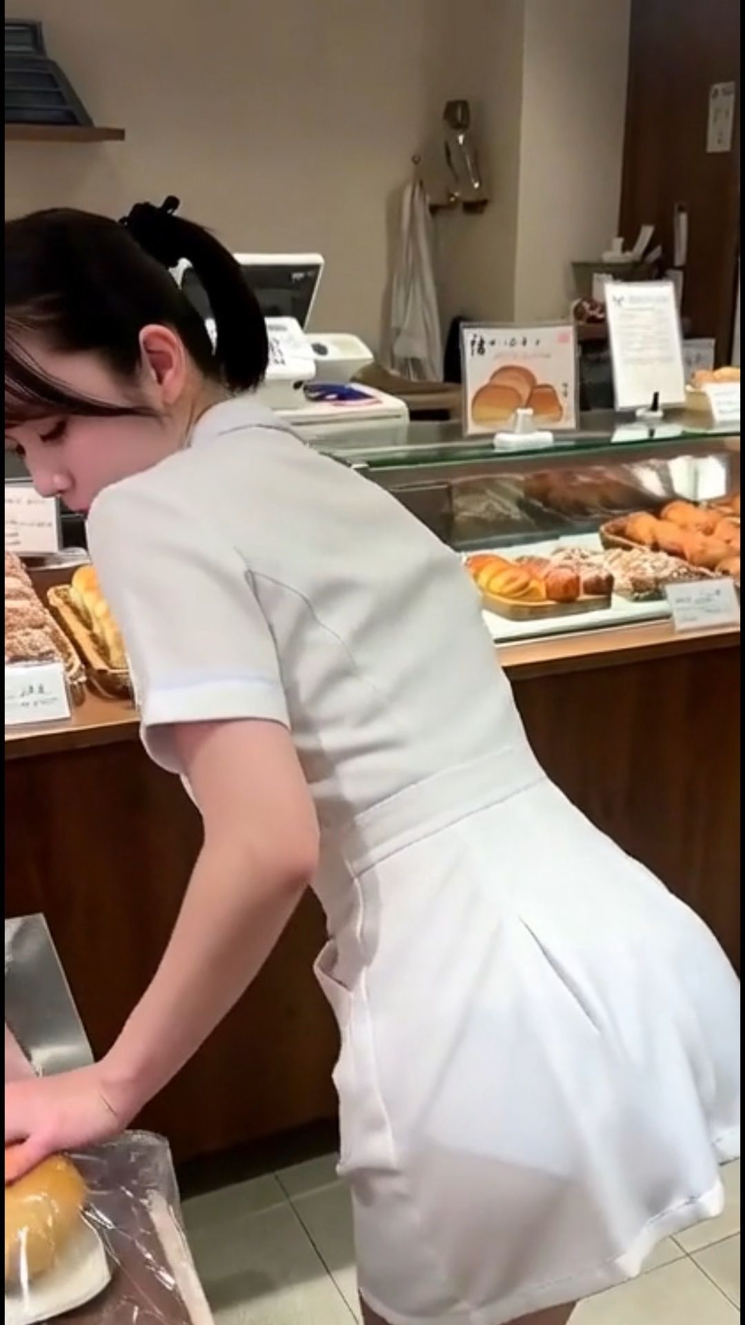 はたらく女性 OL ハプニング 新入社員 盗撮 パンチラ ブラチラ パンティ 職場 ナース 歯科助手 スチュワーデス - サンプル画像 6