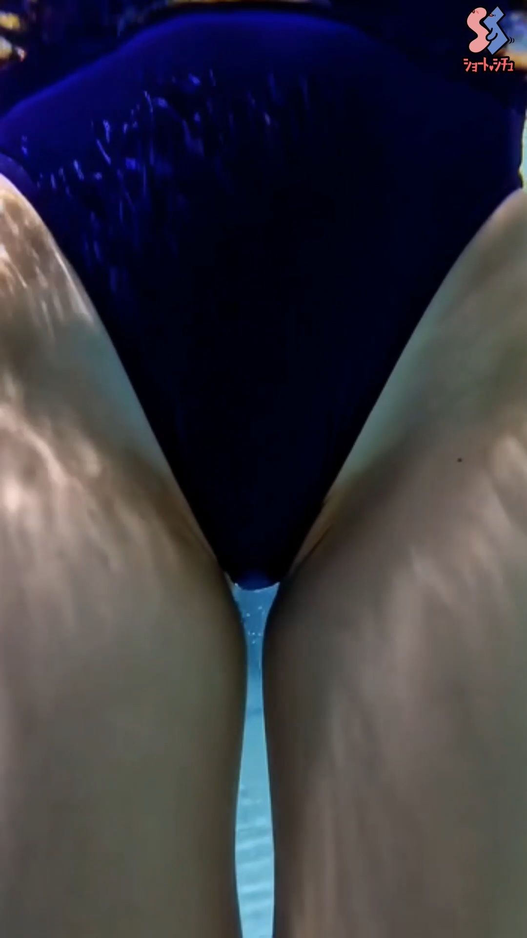 練習後の水泳部員を更衣室で - サンプル画像 4