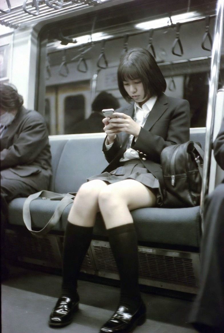 NAI-001 地下鉄JK太もも覗き 〜AI美女の無防備なスマホ画面とむっちり太もも〜 - サンプル画像 2