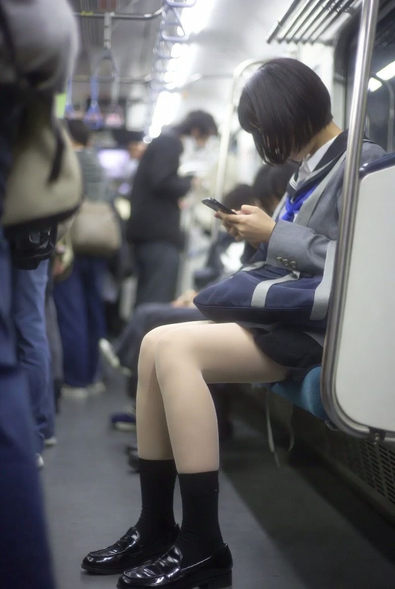 NAI-001 地下鉄JK太もも覗き 〜AI美女の無防備なスマホ画面とむっちり太もも〜 - サンプル画像 7