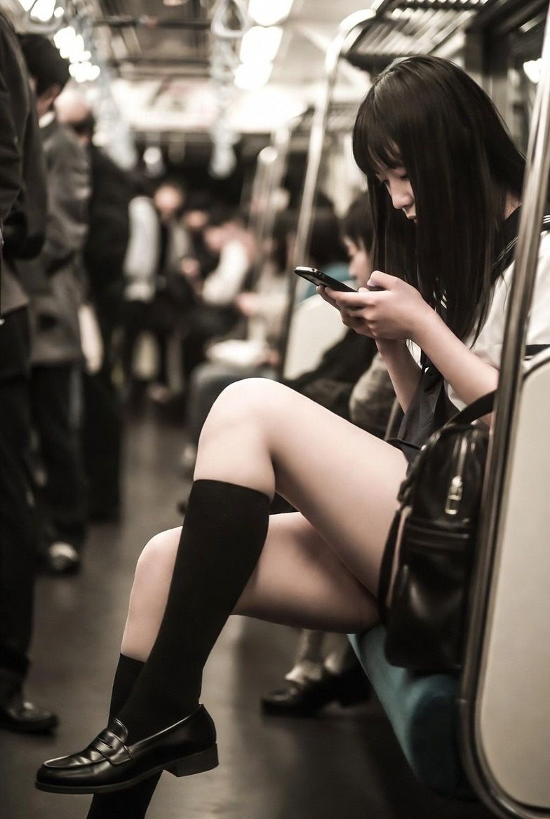 NAI-001 地下鉄JK太もも覗き 〜AI美女の無防備なスマホ画面とむっちり太もも〜 - サンプル画像 9