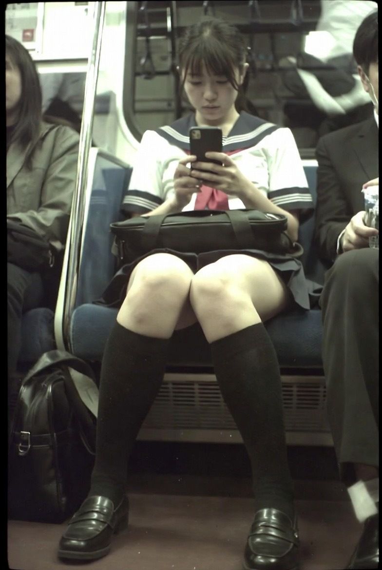 NAI-001 地下鉄JK太もも覗き 〜AI美女の無防備なスマホ画面とむっちり太もも〜 - サンプル画像 10