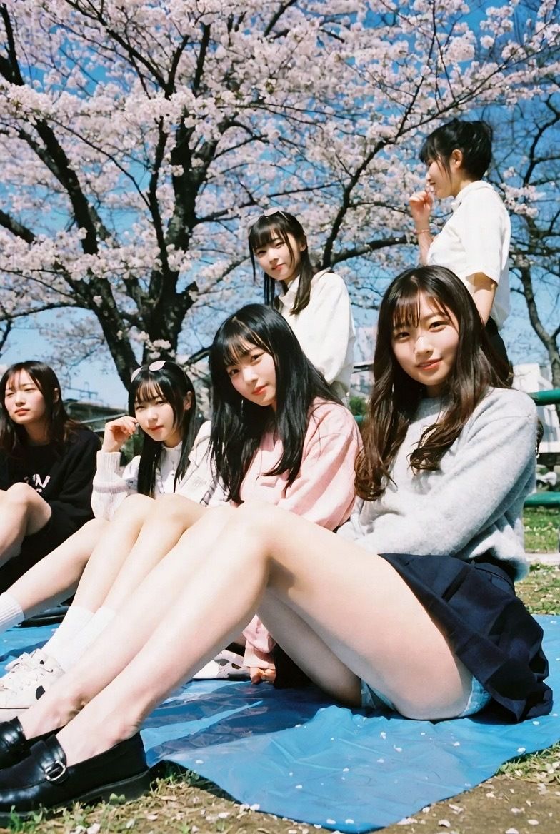 NAI-002 公園お花見美脚覗き 〜AI美女の無防備な脚線美と桜の下で〜 - サンプル画像 3