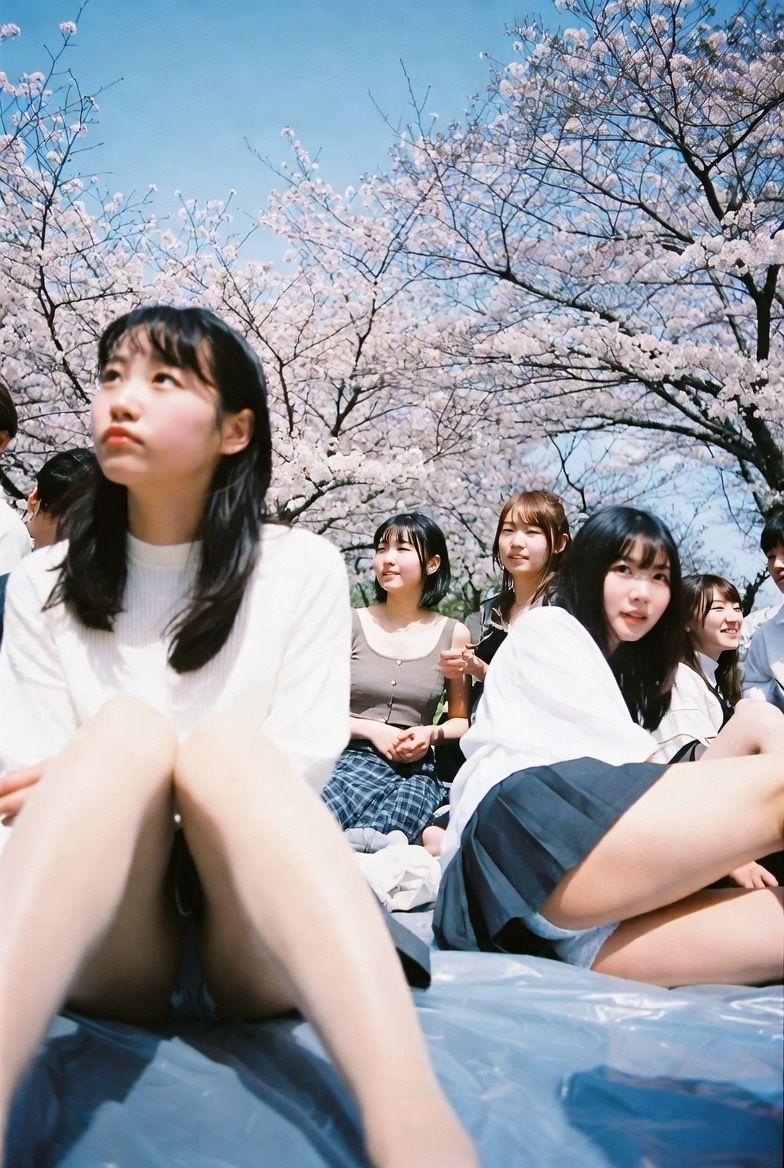 NAI-002 公園お花見美脚覗き 〜AI美女の無防備な脚線美と桜の下で〜 - サンプル画像 5