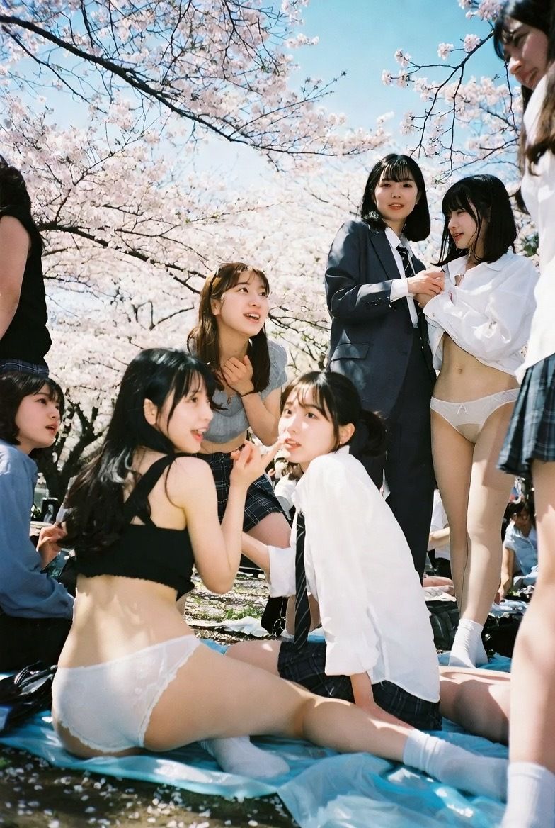 NAI-002 公園お花見美脚覗き 〜AI美女の無防備な脚線美と桜の下で〜 - サンプル画像 8