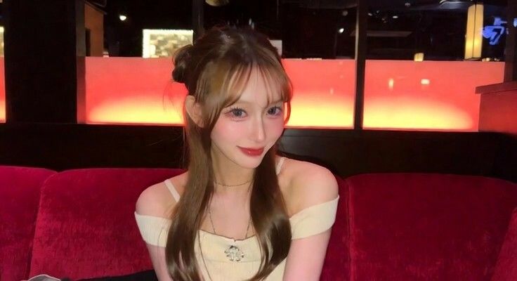 【キャバ嬢33人】いきなり服を脱いでガニ股腰振り変態ダンス【周りも唖然！！】 - サンプル画像 2