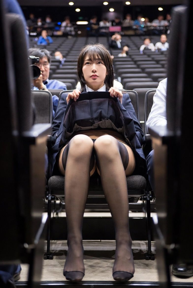 NZAI-006 興奮する観客席の太もも 〜後ろから・下から・横から覗くAI美女〜 - サンプル画像 1