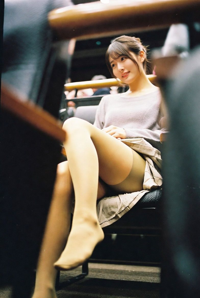 NZAI-006 興奮する観客席の太もも 〜後ろから・下から・横から覗くAI美女〜 - サンプル画像 7