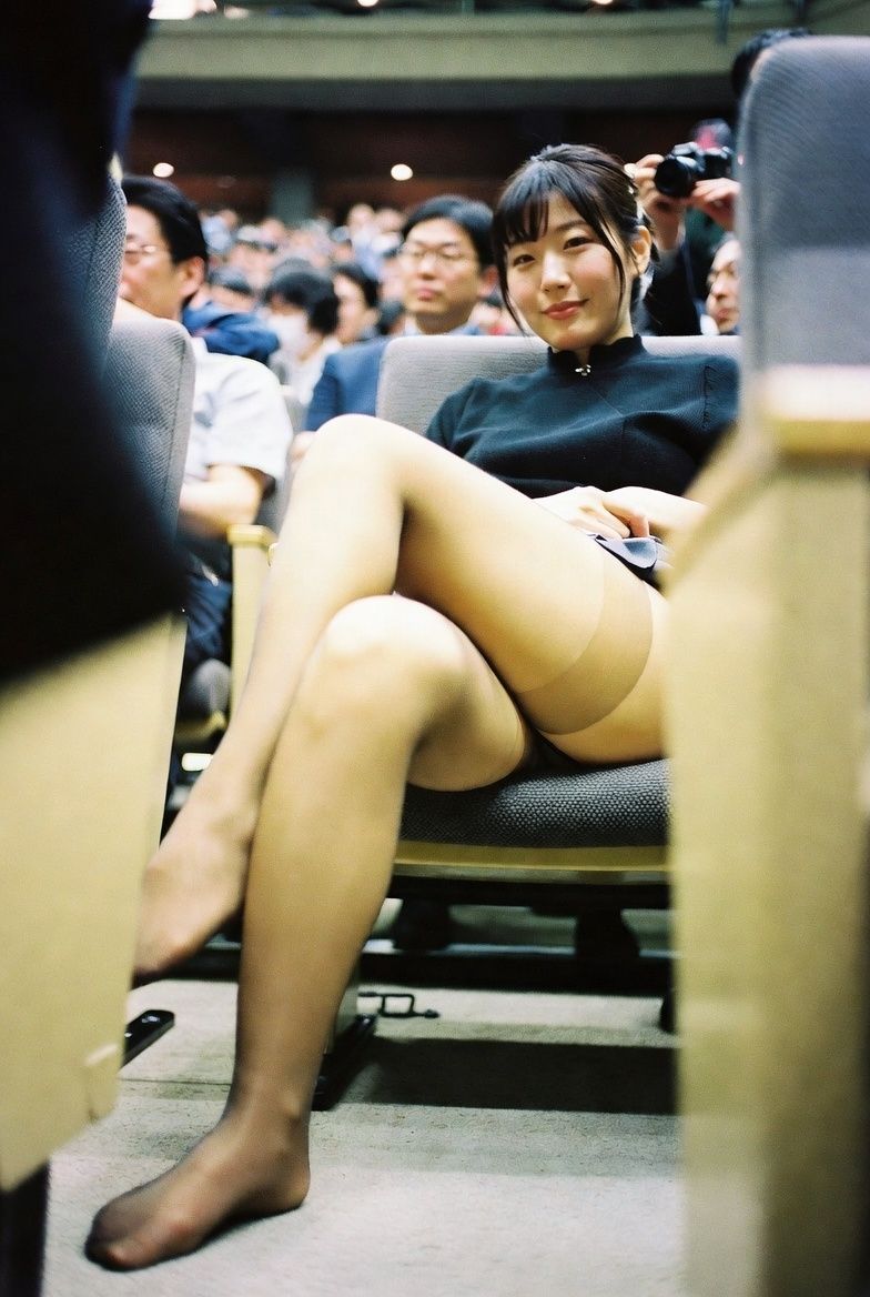 NZAI-006 興奮する観客席の太もも 〜後ろから・下から・横から覗くAI美女〜 - サンプル画像 9