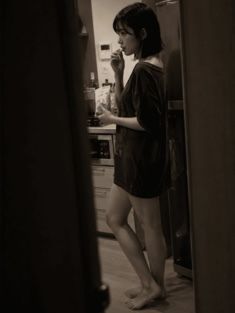 【AIグラビア】「ダメだよ？」と言いながら視線で誘う…ベッドの上の無防備なひなちゃん 60P - サンプル画像 4