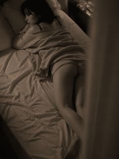【AIグラビア】「ダメだよ？」と言いながら視線で誘う…ベッドの上の無防備なひなちゃん 60P - サンプル画像 8
