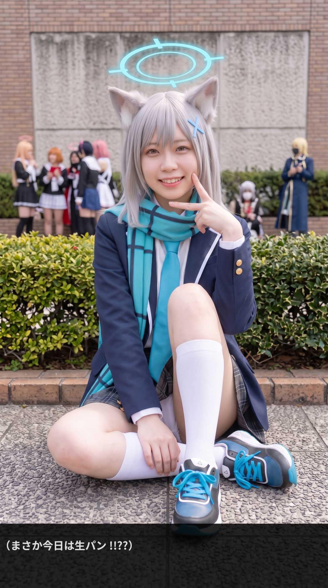 【前編】隙だらけな銀髪コスプレイヤーのパンチラ・ブラチラをカメコ視点で撮りまくる！【デジタルコミック風/AI写真集】 - サンプル画像 4