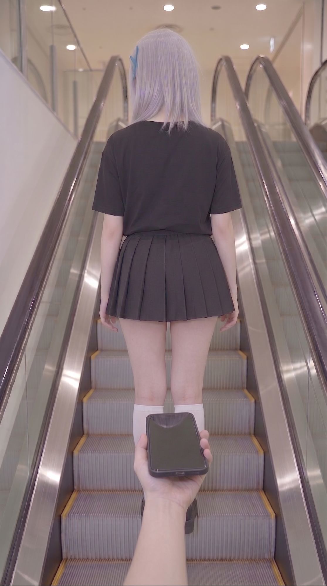 【前編】隙だらけな銀髪コスプレイヤーのパンチラ・ブラチラをカメコ視点で撮りまくる！【デジタルコミック風/AI写真集】 - サンプル画像 9