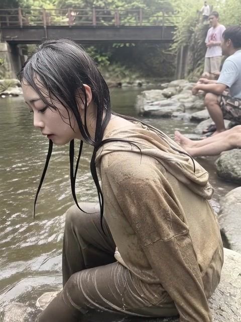 【AI動画259本】着衣ずぶ濡れ WET COLLECTION Vol.1｜池・川で全身びしょ濡れ - サンプル画像 3