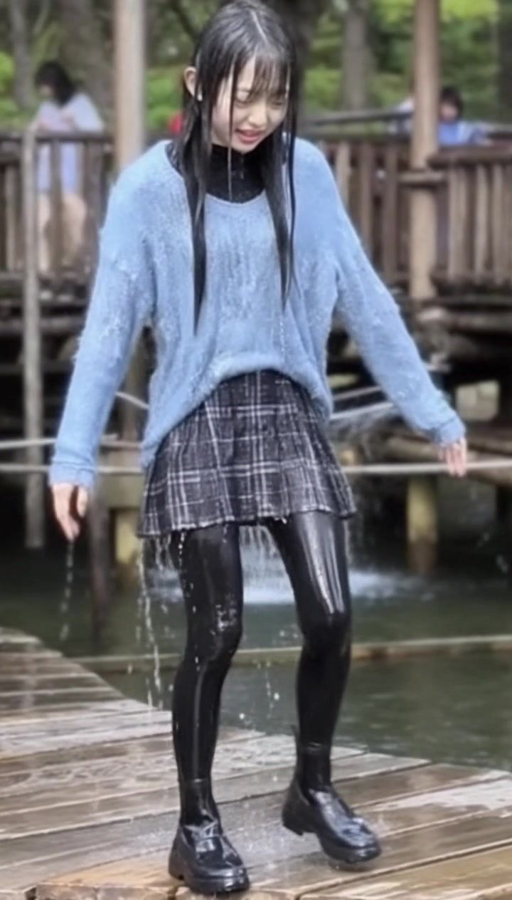 【AI動画259本】着衣ずぶ濡れ WET COLLECTION Vol.1｜池・川で全身びしょ濡れ - サンプル画像 7