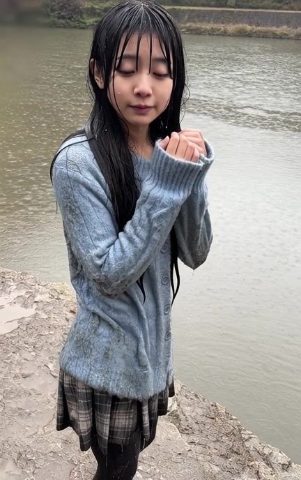【AI動画259本】着衣ずぶ濡れ WET COLLECTION Vol.1｜池・川で全身びしょ濡れ - サンプル画像 9