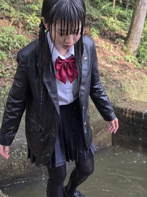 【AI動画259本】着衣ずぶ濡れ WET COLLECTION Vol.2｜池・川で全身びしょ濡れ - サンプル画像 1