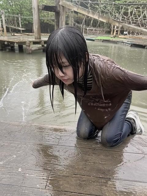 【AI動画259本】着衣ずぶ濡れ WET COLLECTION Vol.2｜池・川で全身びしょ濡れ - サンプル画像 5