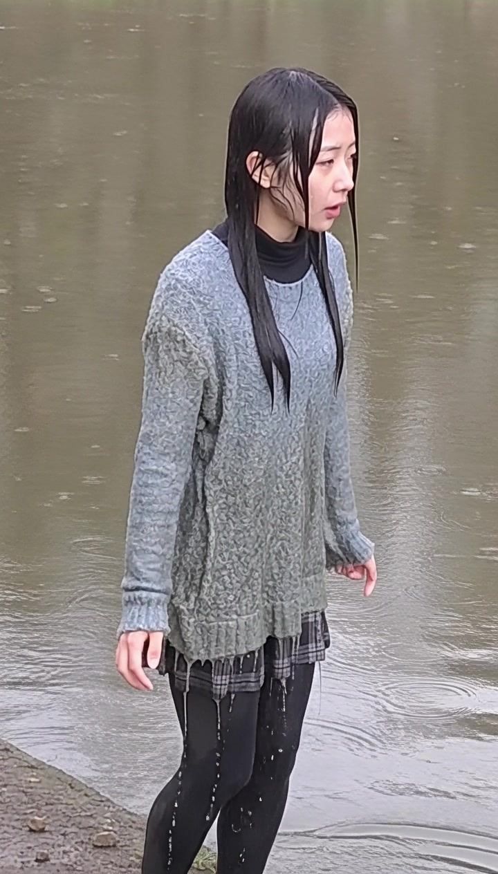 【AI動画259本】着衣ずぶ濡れ WET COLLECTION Vol.2｜池・川で全身びしょ濡れ - サンプル画像 6