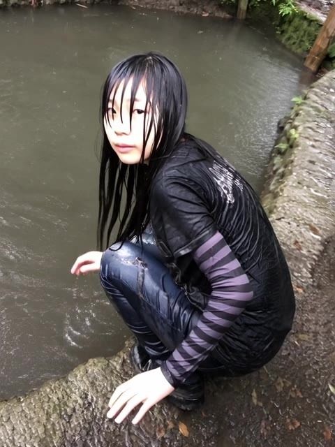 【AI動画259本】着衣ずぶ濡れ WET COLLECTION Vol.2｜池・川で全身びしょ濡れ - サンプル画像 10